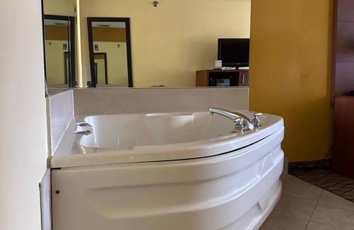 Mishawaka Hotel | Baymont by Wyndham Mishawaka South Bend Area