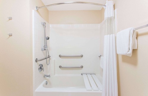Plymouth Hotel | Baymont by Wyndham Plymouth