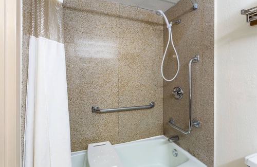 Queensbury Hotel | Baymont by Wyndham Queensbury/Lake George