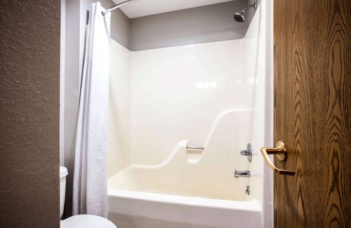 Traverse City Hotel | Baymont by Wyndham Traverse City