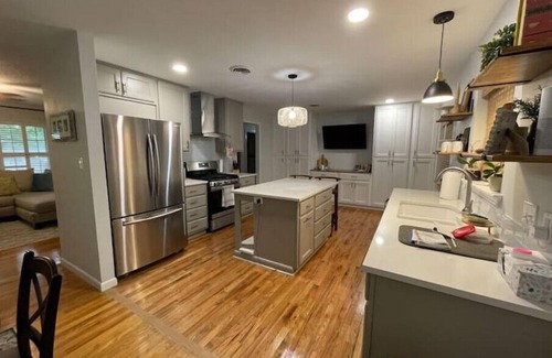Bay Area House | Bayside Home with Gated Driveway and Workout Roomn