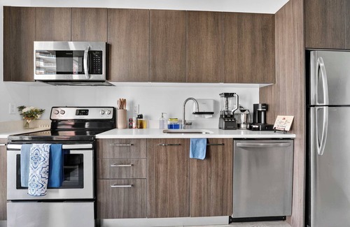 Downtown Miami Apartment | Bayside LuxePad Penthouse Studio Hottub, Pool, Gym