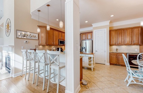 The Commons House | Bayside Resort home with pond views, large deck, fast WiFi - pool access