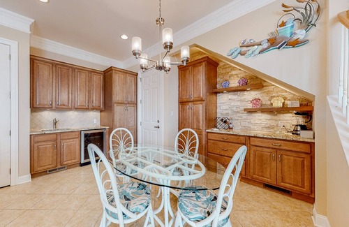 The Commons House | Bayside Resort home with pond views, large deck, fast WiFi - pool access