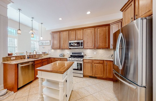 The Commons House | Bayside Resort home with pond views, large deck, fast WiFi - pool access