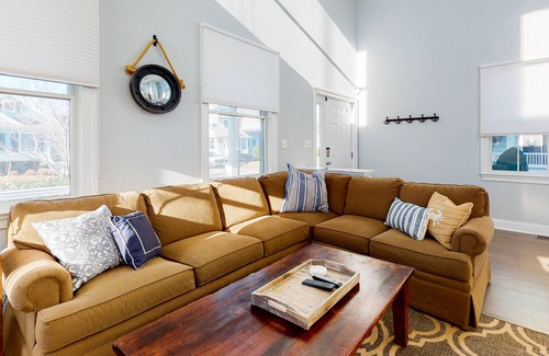 The Commons House | Bayside Resort house w/ golf on-site, basketball court, tennis court, and gym