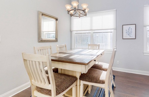 The Commons House | Bayside Resort house w/ golf on-site, basketball court, tennis court, and gym