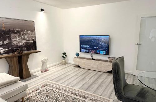Bayswater Apartment | Bayswater Luxe Hyde Park 2BR Retreat