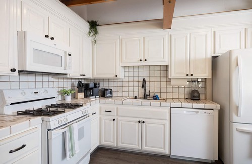 Boulder Bay Cabin | Bayview Bungalow - HOT TUB, EV CHARGER, ONE BLOCK FROM LAKE, PET FRIENDLY CABIN