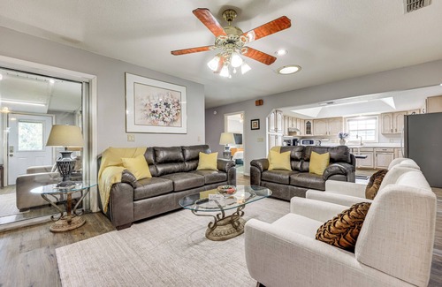 Edgar House | BBQ Ready: Hawthorne Home w/Screened-In Patio