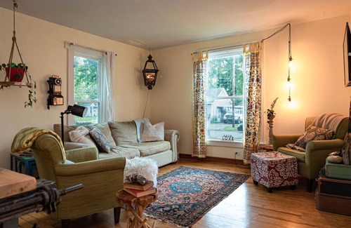 Dowagiac Cottage | Be home away from home @ Charming Chestnut Cottage