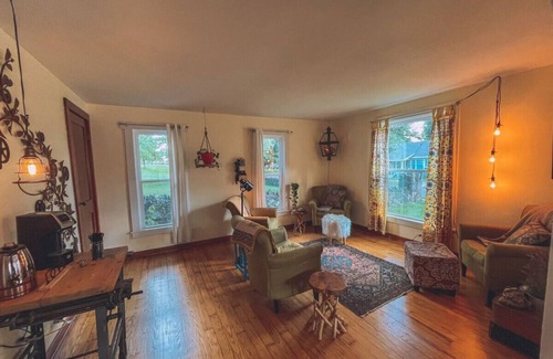 Dowagiac Cottage | Be home away from home @ Charming Chestnut Cottage