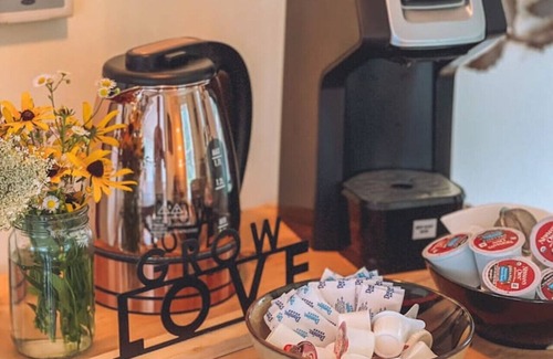 Dowagiac Cottage | Be home away from home @ Charming Chestnut Cottage