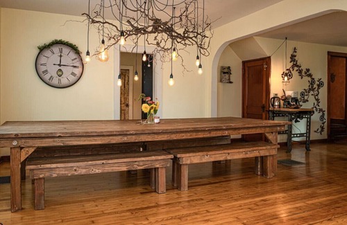 Dowagiac Cottage | Be home away from home @ Charming Chestnut Cottage