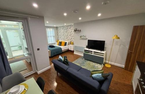 Bournemouth City Centre Apartment | Beach 3 mins walk, 2PM check-in, private garden.
