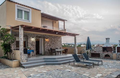 Stavromenos Villa | Beach 5 meters from the garden, sea view, amenities, quiet, 9-12 people.
