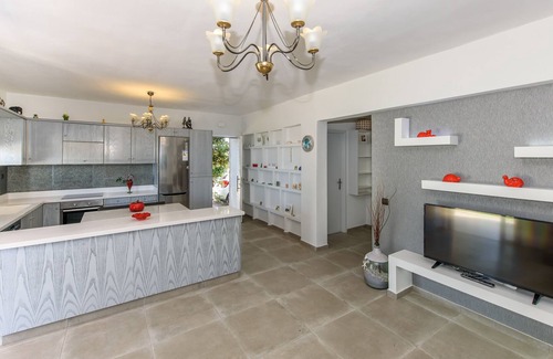Stavromenos Villa | Beach 5 meters from the garden, sea view, amenities, quiet, 9-12 people.