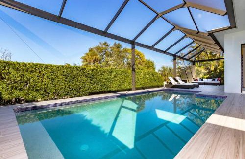 Marco Island House | BEACH 5 MIN. WALK-LUXURIOUS MODERN POOL HOME