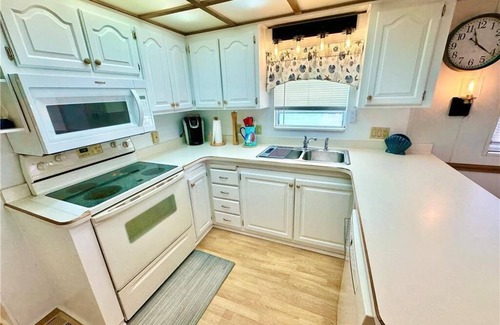 Nettles Island House | Beach Access cozy 2b 1ba beach house on Nettles Island