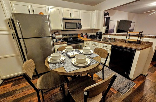 Jacksonville House | ☆Beach Access☆ n☆Mall 3m Away☆ n☆Free Wifi☆ n☆Stocked Kitchen☆ n☆Washer/Dryer☆