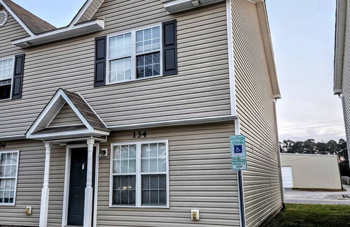 Jacksonville House | ☆Beach Access☆ n☆Mall 3m Away☆ n☆Free Wifi☆ n☆Stocked Kitchen☆ n☆Washer/Dryer☆