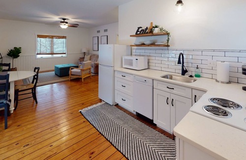 Osage Beach House | Beach Access to Ozark, Visit the Cottage on Valley Road!
