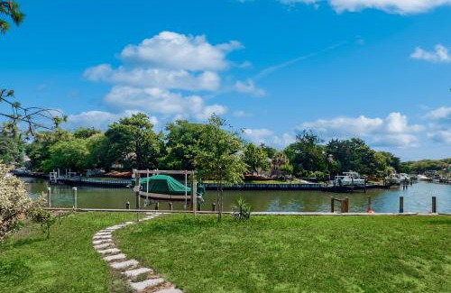Pine Knoll Shores House | Beach and Boat