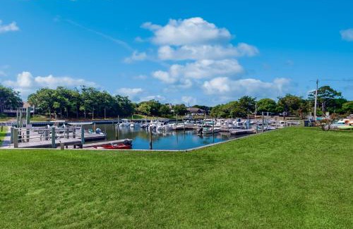 Pine Knoll Shores House | Beach and Boat