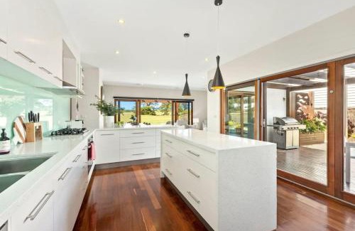 Connewarre House | Beach and Golf Haven With Spa Luxury Living
