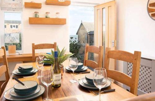 Muston House | Beach Approach House - 30 steps from beach - Luxury house - kids slide and chill-out room - amazing location - garden