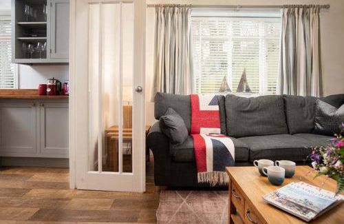 Muston House | Beach Approach House - 30 steps from beach - Luxury house - kids slide and chill-out room - amazing location - garden