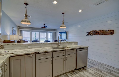 Laguna Beach Estates House | Beach at your toes, sand in your hands. Come and enjoy "Sea La Vie"