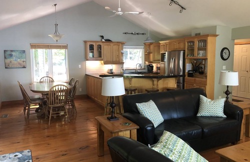 Minden Hills Cottage | Beach Bay Cottage - Halls Lake. Private Shallow Sandy Beach