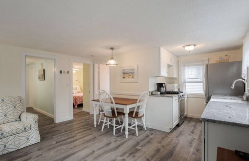 York Beach Cottage | Beach Bliss! Cute 2 bed/1 bath cottage — 3 min. walk to Long Sands Beach!