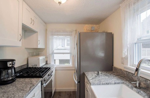 York Beach Cottage | Beach Bliss! Cute 2 bed/1 bath cottage — 3 min. walk to Long Sands Beach!