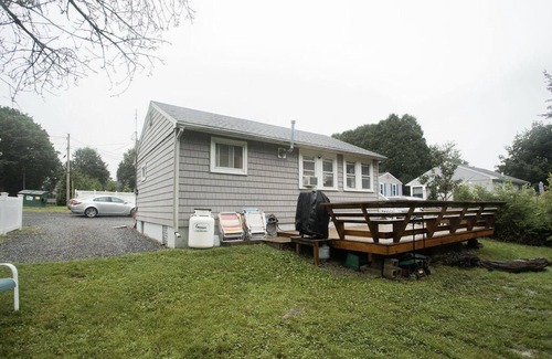 York Beach Cottage | Beach Bliss! Cute 2 bed/1 bath cottage — 3 min. walk to Long Sands Beach!