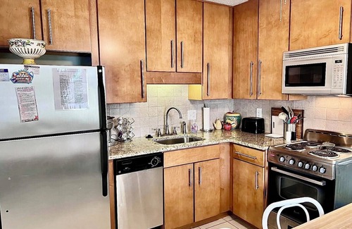 North End Condo | BEACH BLOCK 2 MIN Walk to OC Beach&Downtown. No Hassle Location.New Bath-Kitchen