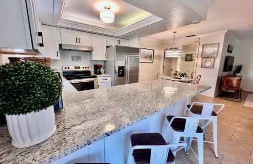 Iona House | BEACH Bound POOLSIDE Retreat 5 mins to beach, Sanibel, Captiva, Ft Myers Beach