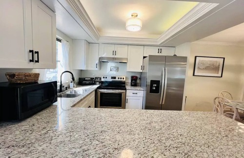 Iona House | BEACH Bound POOLSIDE Retreat 5 mins to beach, Sanibel, Captiva, Ft Myers Beach