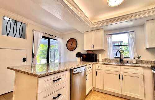 Iona House | BEACH Bound POOLSIDE Retreat 5 mins to beach, Sanibel, Captiva, Ft Myers Beach