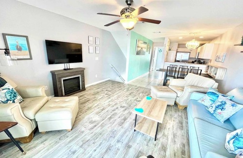 Innerarity Townhomes House | Beach Breeze: Lovely Waterfront Home with 2 Kayaks
