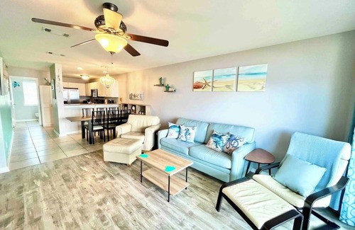Innerarity Townhomes House | Beach Breeze: Lovely Waterfront Home with 2 Kayaks