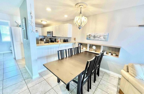 Innerarity Townhomes House | Beach Breeze: Lovely Waterfront Home with 2 Kayaks