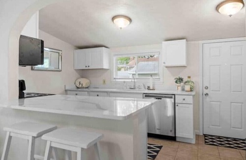 Bayview House | Beach Bungalow - 1 Block to Beach - Pets Welcome