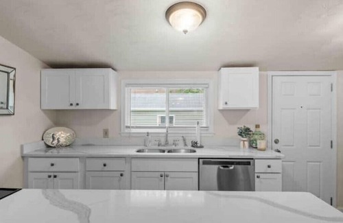 Bayview House | Beach Bungalow - 1 Block to Beach - Pets Welcome