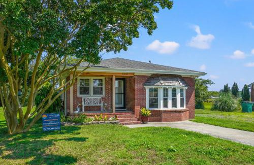 Deep Hole House | Beach Bungalow - Pet friendly cottage w/Amazing views!