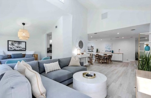 Lake Ida Shores House | Beach Bungalow Pool Home East Delray