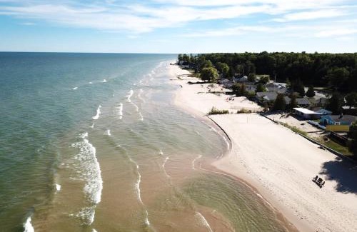 Oscoda House | Beach Club of Oscoda - All 4 Beachfront Cottages