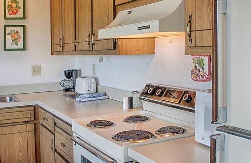 Ocean Shores Condo | Beach Condo, Free Wi-Fi, Sunny, Bright with trail path to beach