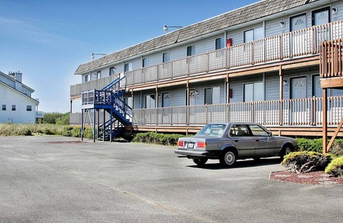 Ocean Shores Condo | Beach Condo, Free Wi-Fi, Sunny, Bright with trail path to beach
